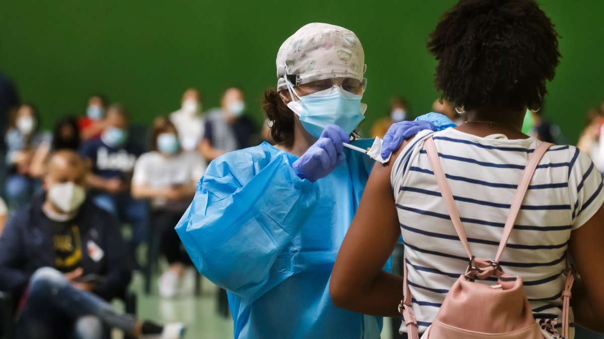 Vacunación masiva con Pfizer en Ciudad Rodrigo (Salamanca).-ICAL