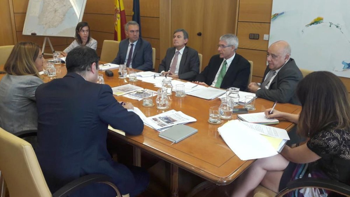 Imagen de la reunión celebrada ayer en Fomento con representantes del departamento, Adif, Renfe y la delegada del Gobierno.-HDS
