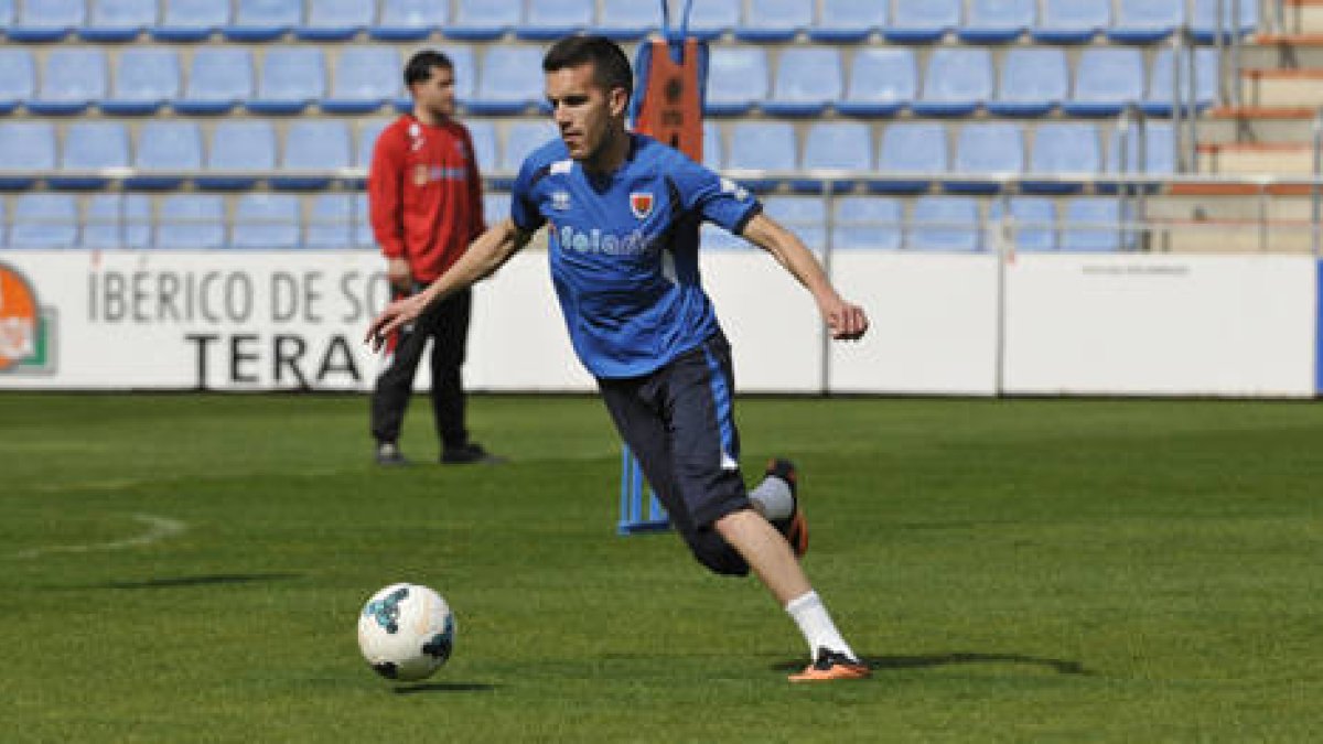Julio Álvarez, que regresa a Tenerife, durante un entrenamiento en el anexo de Los Pajaritos. / V. GUISANDE-