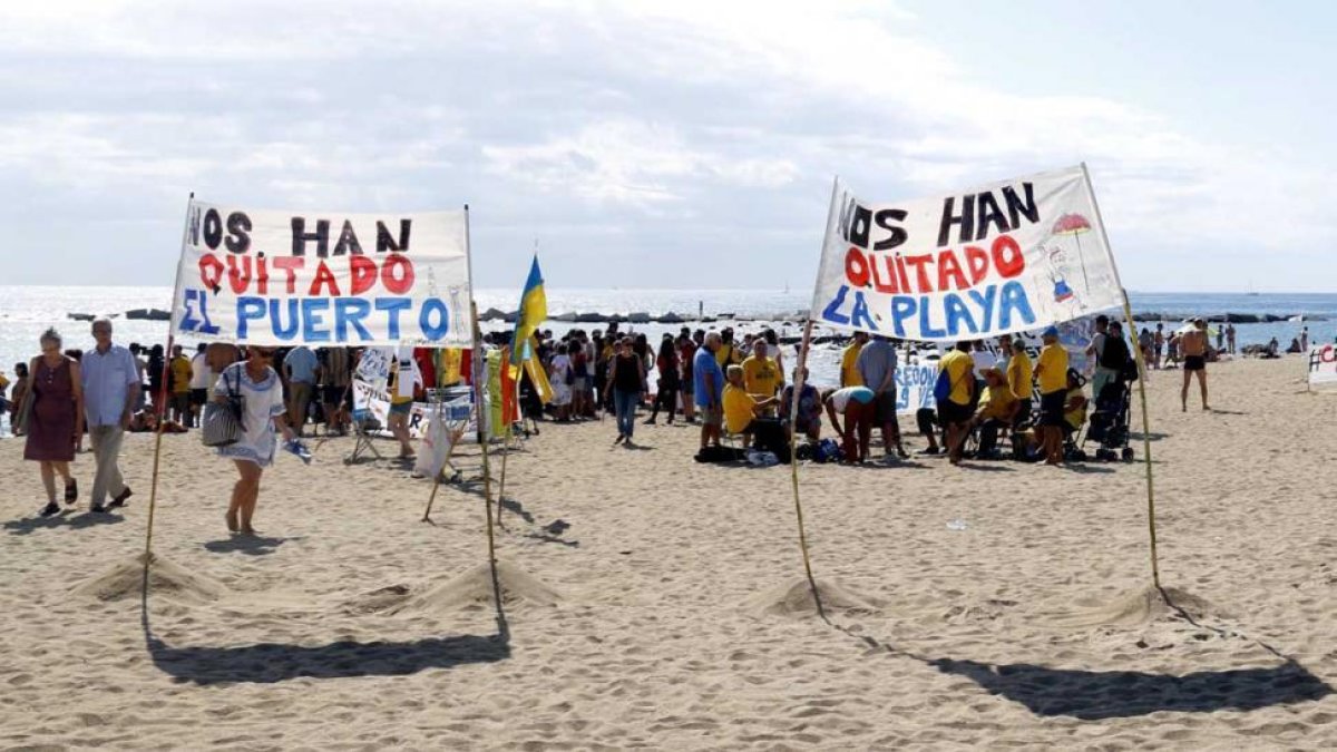 Manifestación celebrada en la Barceloneta este sábado.-ACN