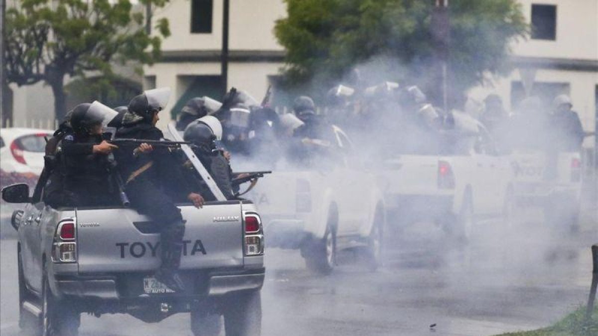 Policías y paramilitares se enfrentan a los estudiantes que protestan hace meses en Nicaragua contra del presidente, Daniel Ortega.-ESTEBAN FELIX (AP)
