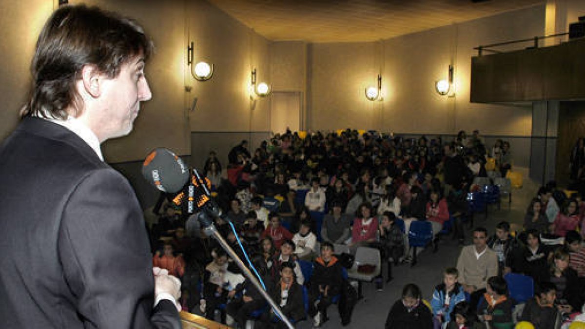 El alcalde de Soria, Carlos Martínez, responde a las preguntas de los alumnos de Escolapios en el salón de actos del colegio. / ÁLVARO MARTÍNEZ-