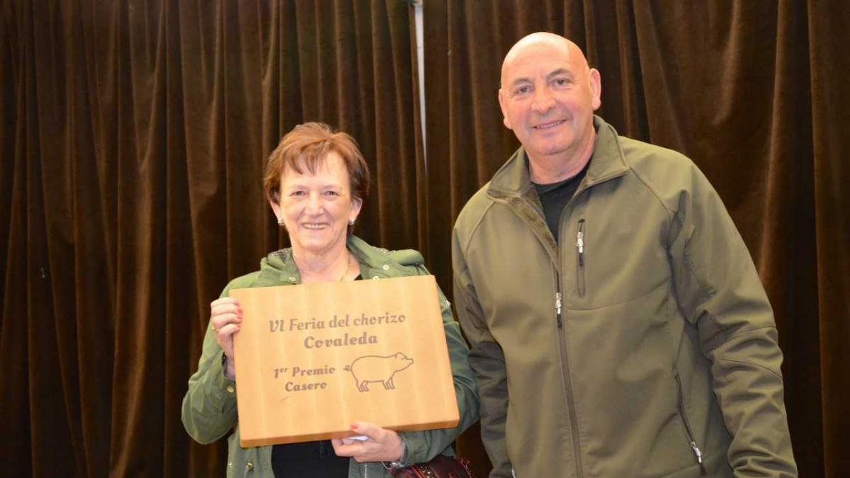 La representante de Los Ranchales recogiendo el diploma que la acredita como Mejor Chorizo Artesanal.-R.F.