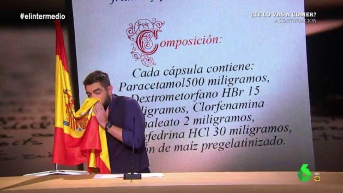 Imagen del polémico sketch de Dani Mateo en El Intermedio en el que se suena con la bandera española-ATRESMEDIA TELEVISIÓN