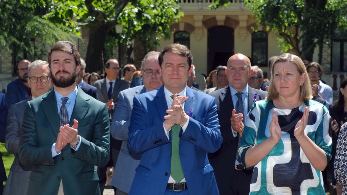 uan García-Gallardo, junto al presidente Alfonso Fernández Mañueco, en el minuto de silencio. ICAL