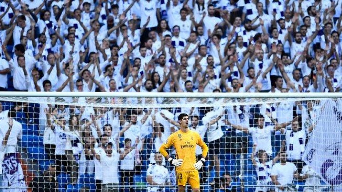 Courtois durante el último partido del Madrid en casa.-AFP