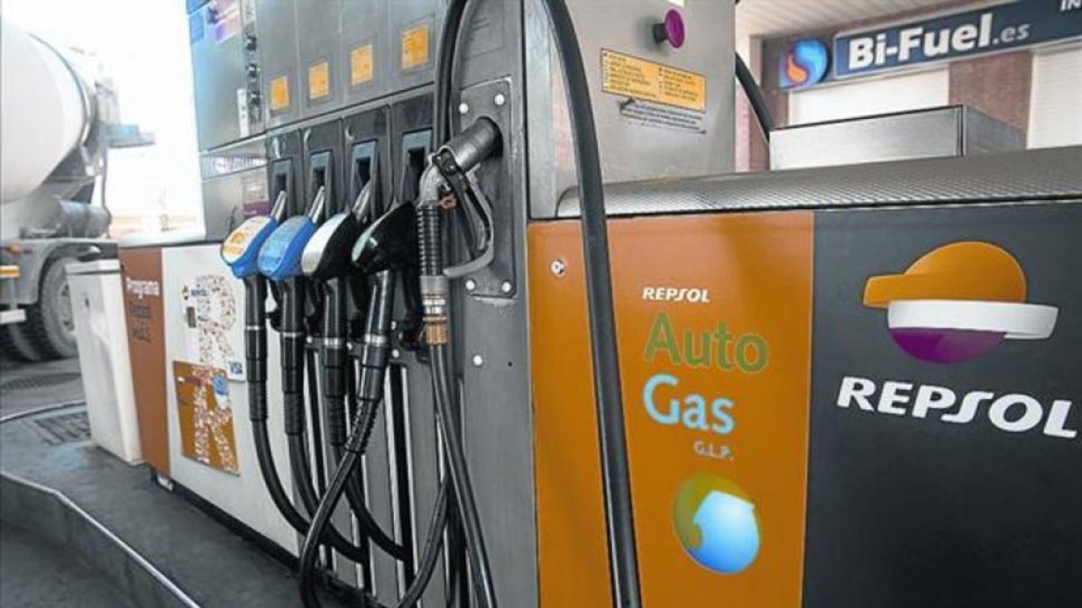 Surtidor de autogás en una de las gasolineras de Repsol en Barcelona.-