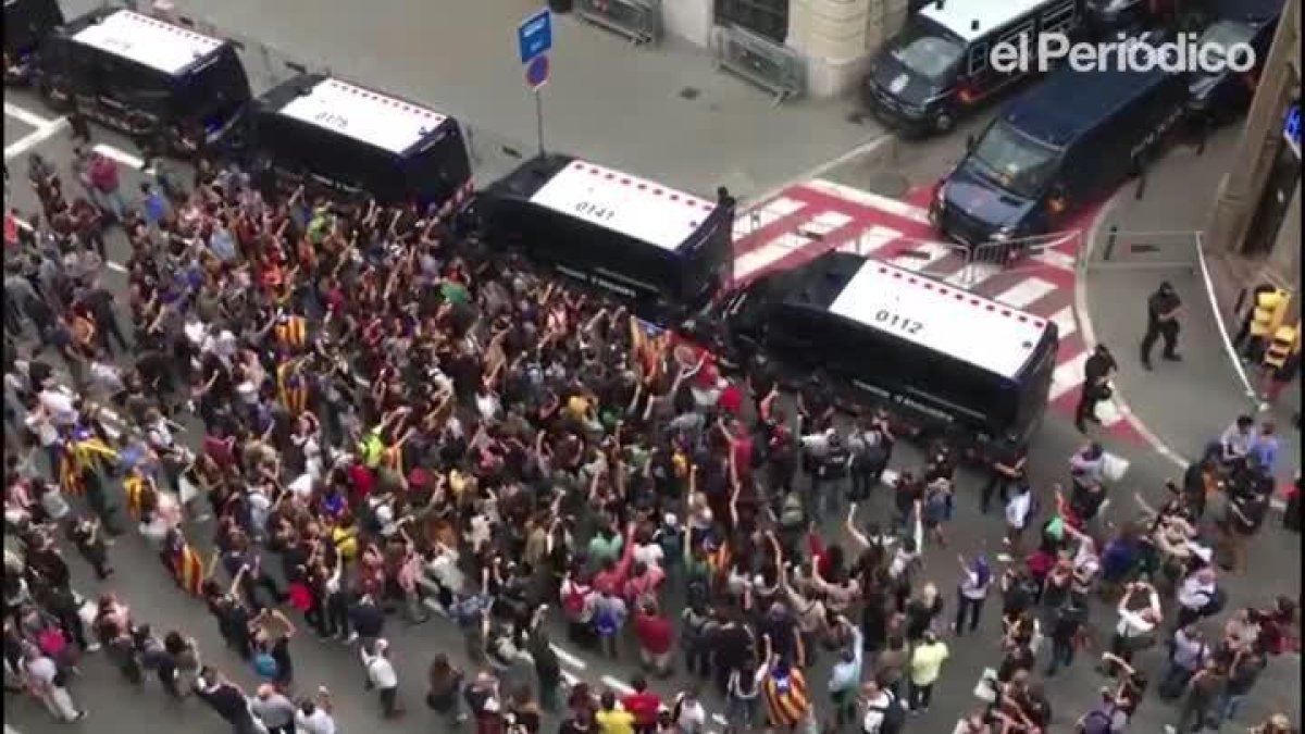 Cientos de personas se han concentrado frente la comisaría de la Policía Nacional en la Via Laietana para protestar por la actuación de los agentes en la jornada de ayer-JULIO CARBO
