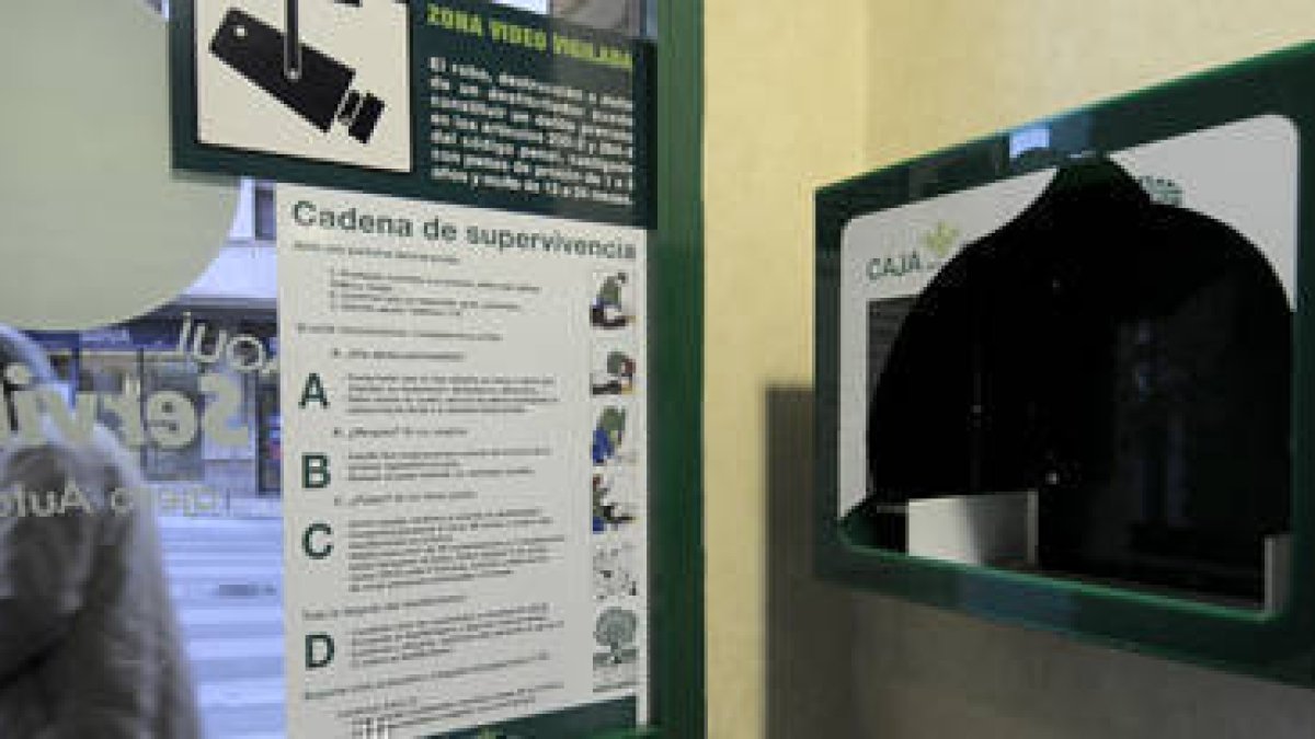 Estado en el que quedó el soporte del desfibrilador en un cajero de la calle de las Casas de Soria. / ÚRSULA SIERRA-
