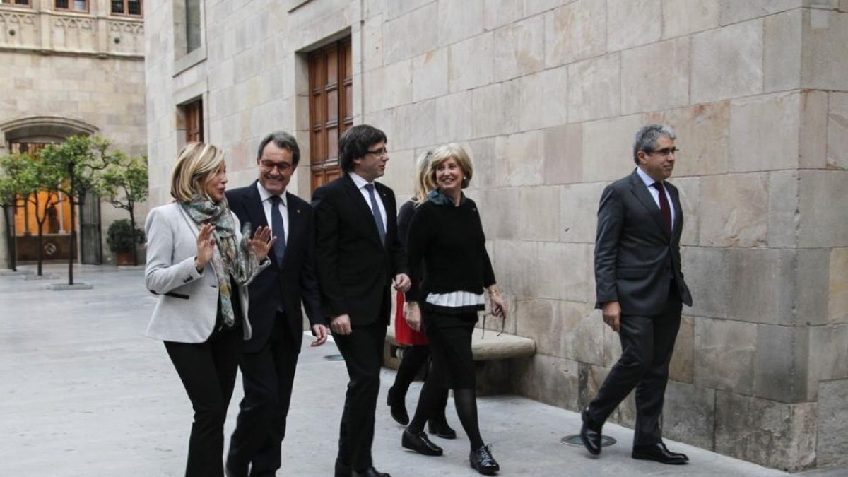 El 'president' Carles Puigdemont y los cuatro inhabilitados por el 9-N, Artur Mas, Joana Ortega, Irene Rigau y Francesc Homs, en el Palau de la Generalitat.-JULIO CARBÓ