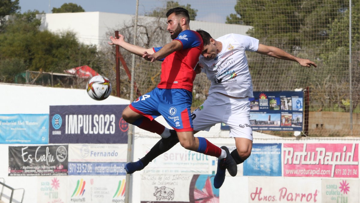 El delantero rumano Lupu hizo el tanto del empate ante Peña Deportiva. ÁREA 11