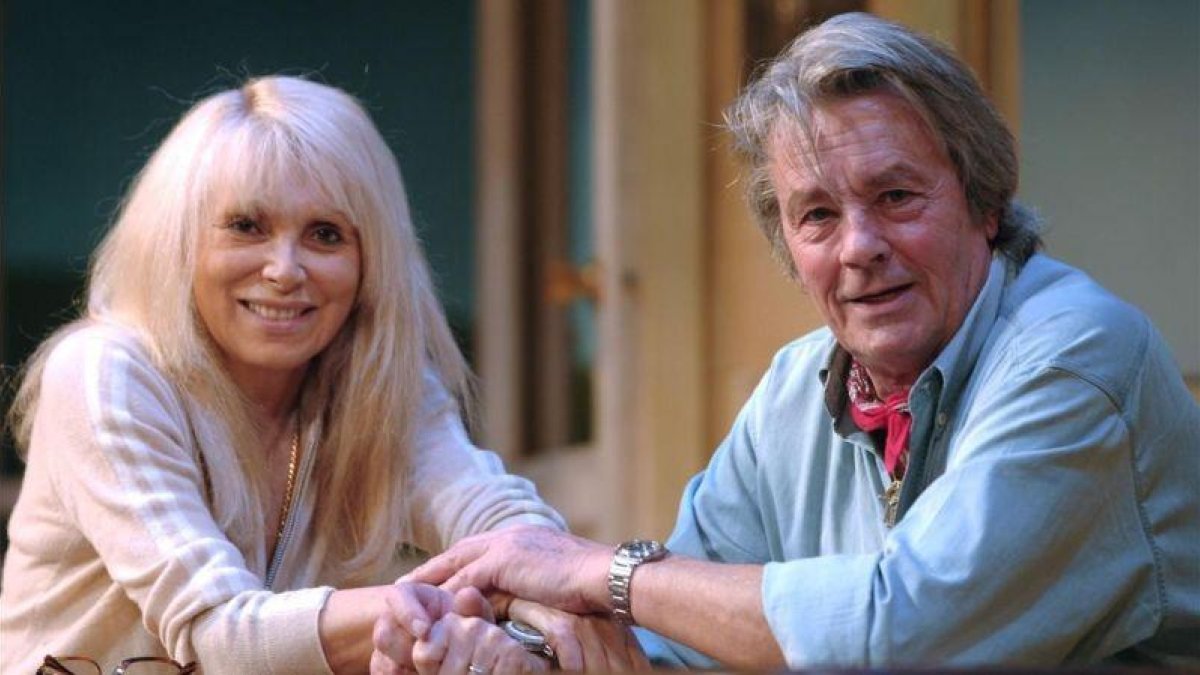 Mireille Darc, junto a Alain Delon, en enero del 2007.-MARTIN BUREAU/AFP