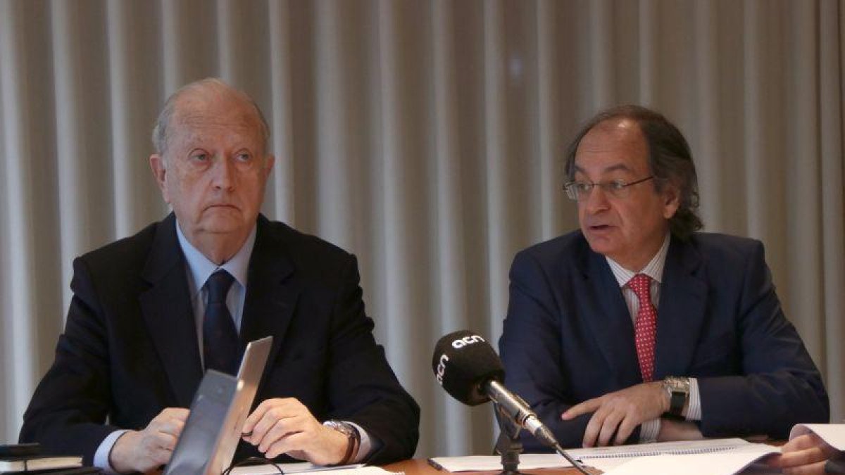 El presidente de Colonial, Juan José Bruguera (i), y el consejero delegado, Pere Viñolas (d), en rueda de prensa.-ANDREA ZAMORANO (ACN)