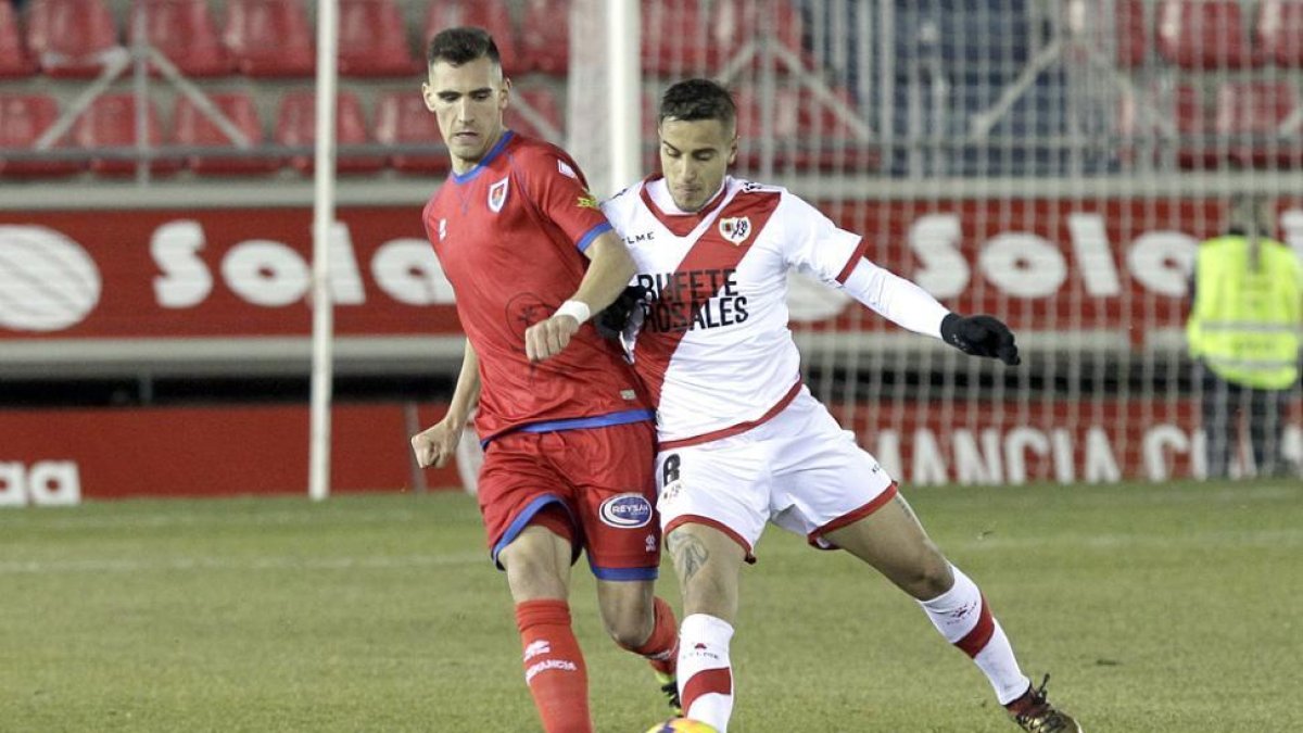 Dani Calvo disputa el balón a un jugador del Rayo en uno de los partidos de esta temporada.-LUIS ÁNGEL TEJEDOR