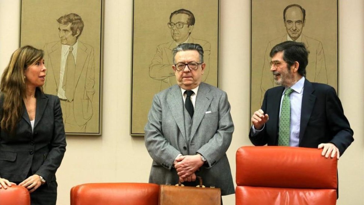 Miguel Herrero y Rodríguez de Miñón (en el centro), en la comisión de estudio sobre el modelo de Estado, en el Congreso.-/ JUAN MANUEL PRATS