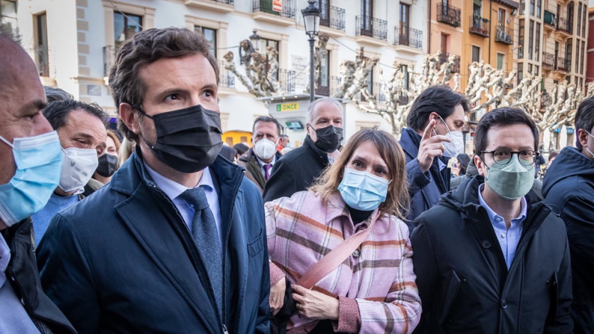 Pablo Casado arropa a la cabeza de lista del PP en la provincia, Rocío Lucas, en sus visitas a Ólvega y Soria. GONZALO MONTESEGURO