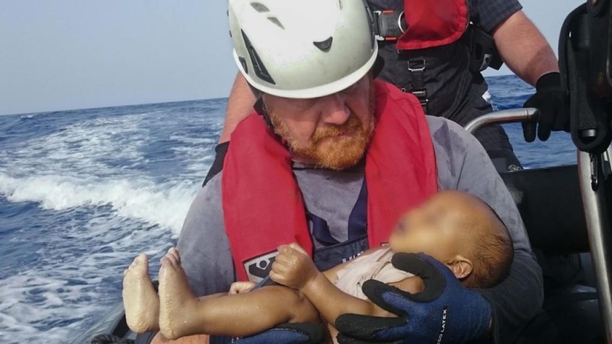 El bebé ahogado en el Mediterráneo en los brazos de un socorrista alemán.-AP / CHRISTIAN BUTTNER