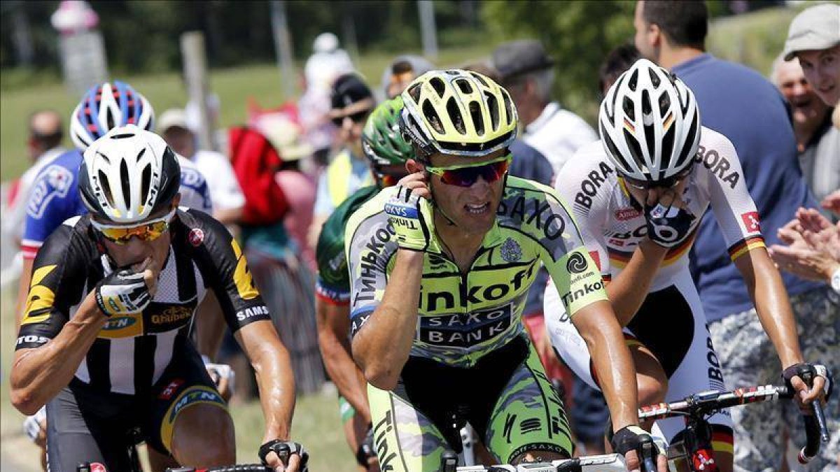 El belga Serge Pauwels, del equipo MTN Qhubeka, el polaco Rafal Majka, del equipo Tinkoff Saxo, y el alemán Emanuel Buchmann, del equipo Bora Argon 18.-Foto: EFE