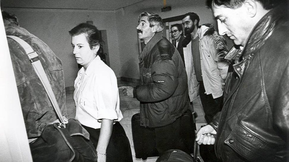 Un grupo de personas bosnias llegando a Soria a mediados de 1992.-F. SANTIAGO