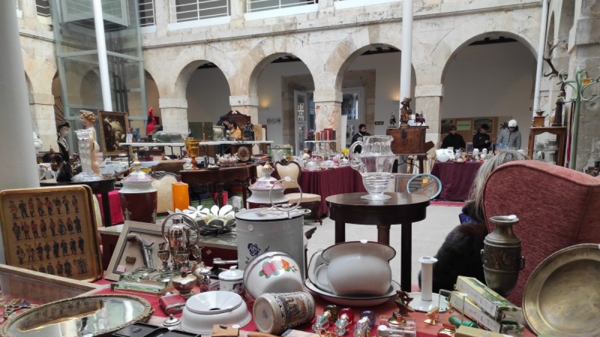 Uno de los stands de la Feria de Antigüedades en El Burgo de Osma (Soria).-HDS