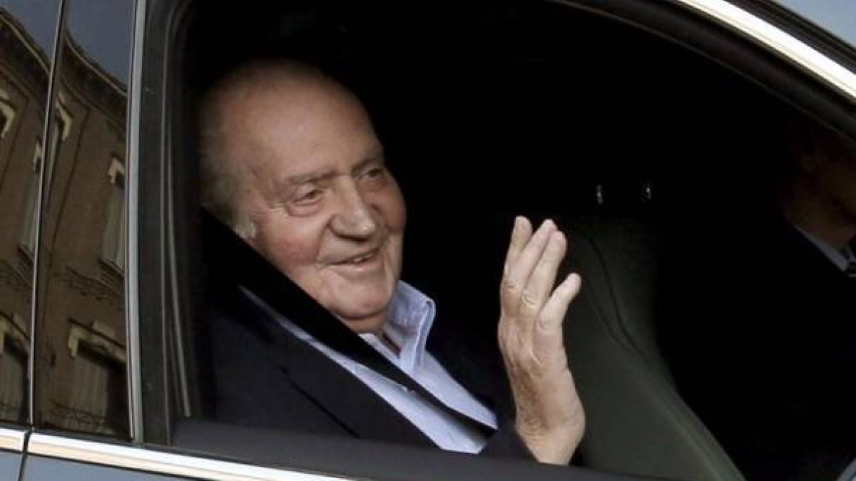 El Rey a su llegada a la clínica. LA CASA REAL-