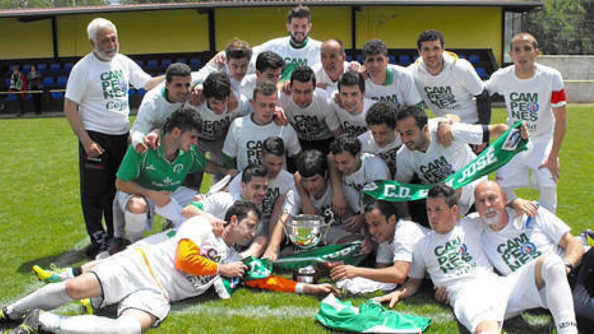 La plantilla del San José celebra el título copero en el césped del Luis de Sol. / Juan Carlos Soriano-