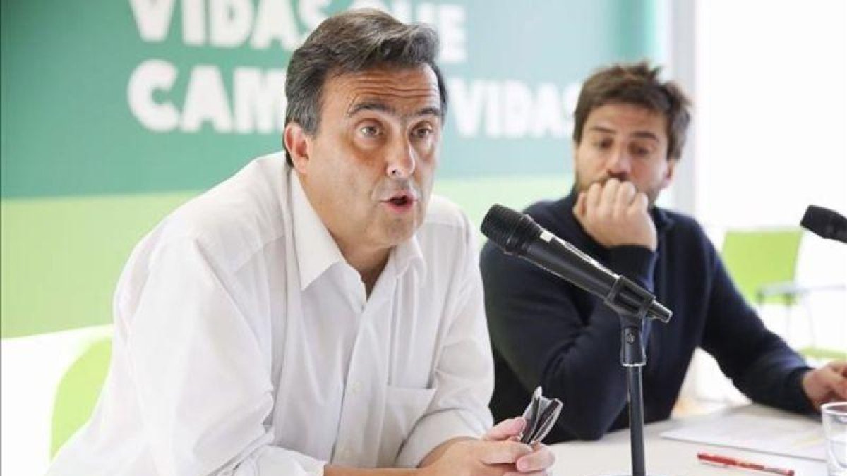 Vera, con Íñigo Macías, a su derecha, el responsable de investigación de Oxfam Intermón.-