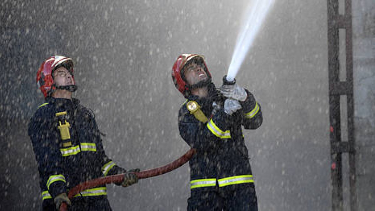 Los bomberos del parque de Soria durante una de sus intervenciones. / ÁLVARO MARTÍNEZ-