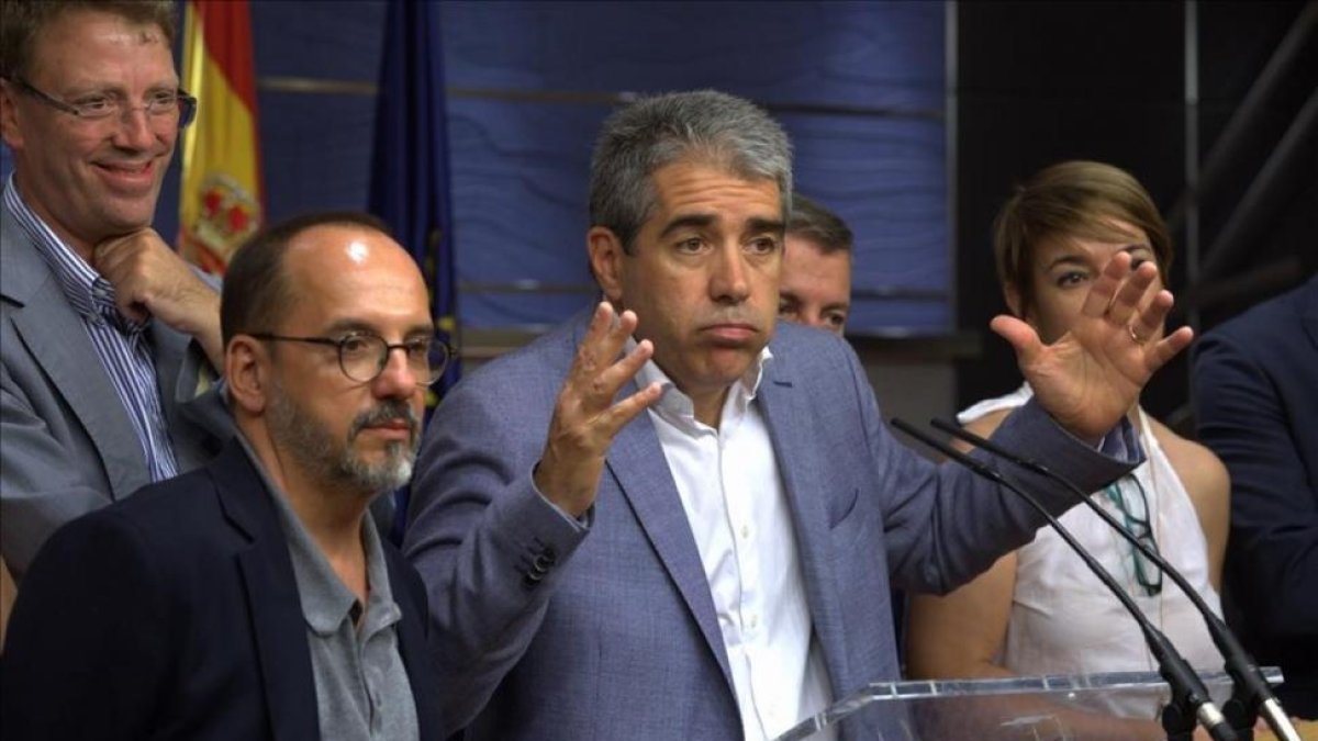 Francesc Homs y otros diputados de CDC, durante la rueda de prensa que ofrecieron en el Congreso el pasado 18 de julio.-DAVID CASTRO
