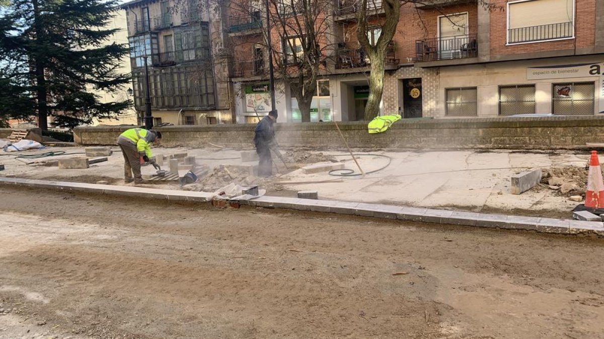Obras de pavimentación junto al palacio de los Condes de Gómara.-HDS