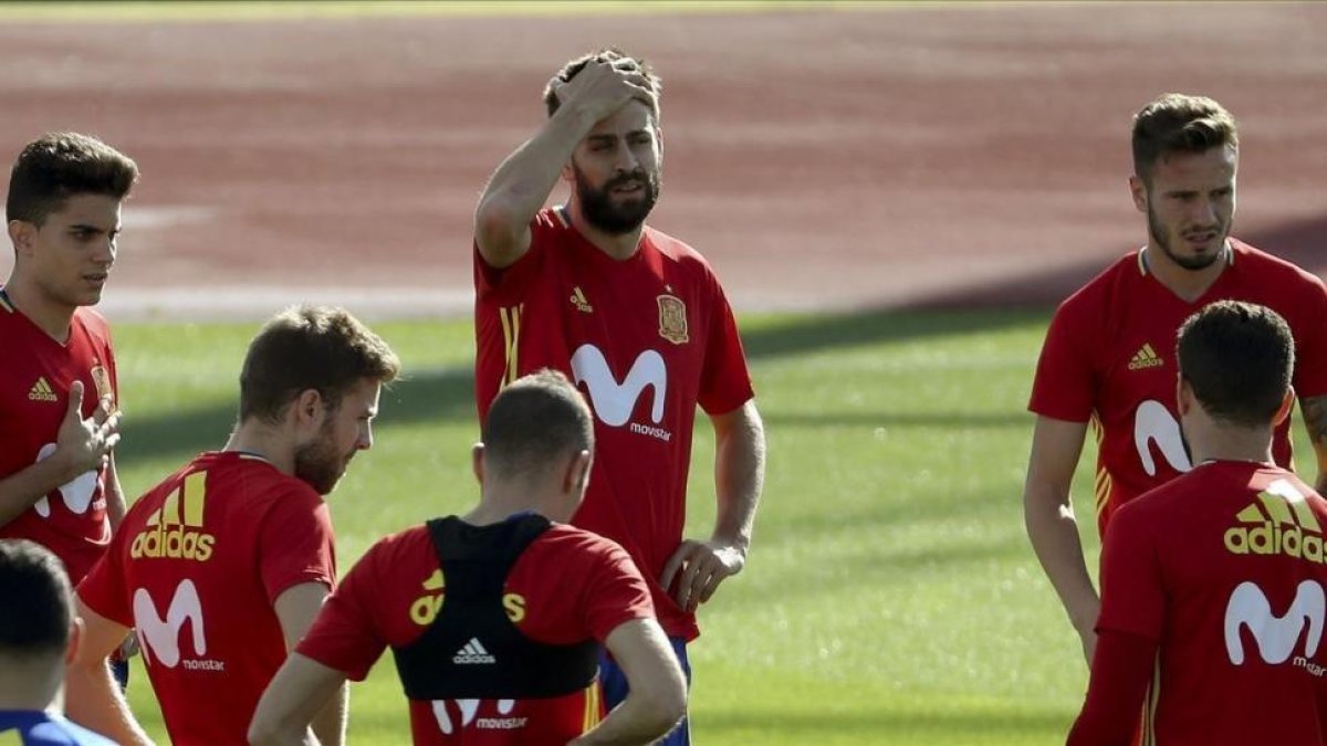 Gerard Piqué, en el centro, en el entrenamiento de la selección en Las Rozas este miércoles.-EFE