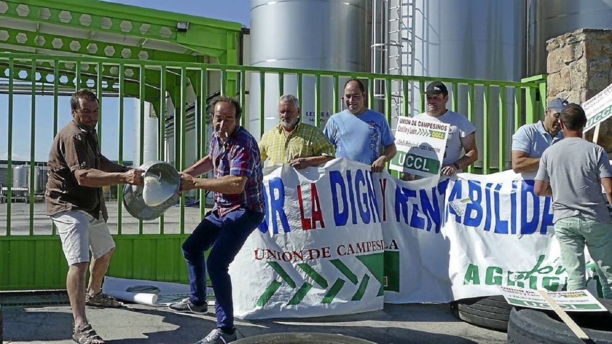 Ganaderos protestando a las puertas de Ornua en el polígono por el precio de la leche.-Antonio García.