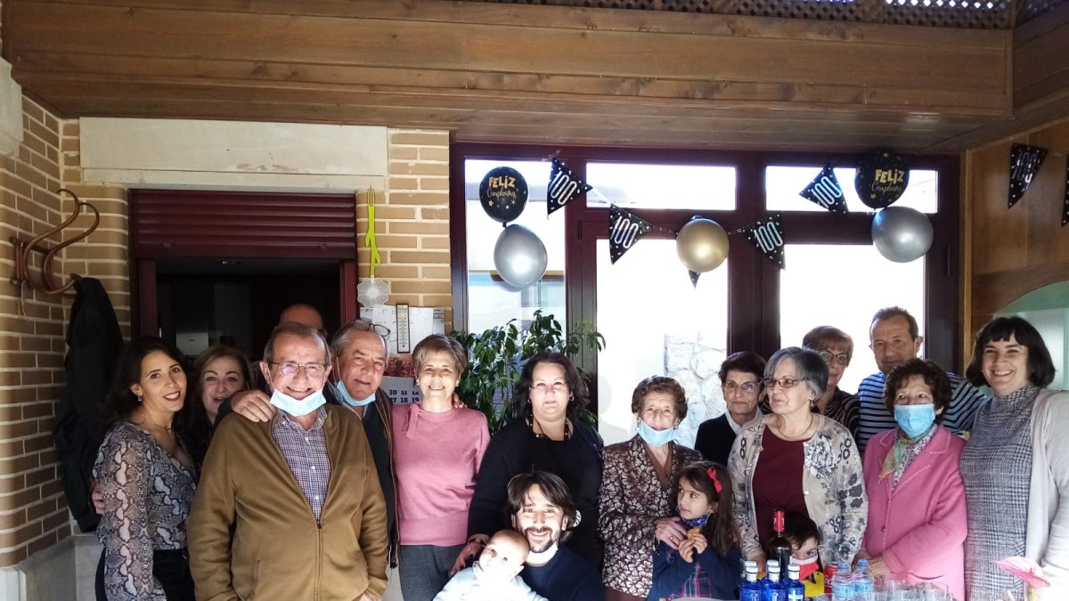 Victoria Pérez cumple 100 años rodeada de sus familiares.-HDS