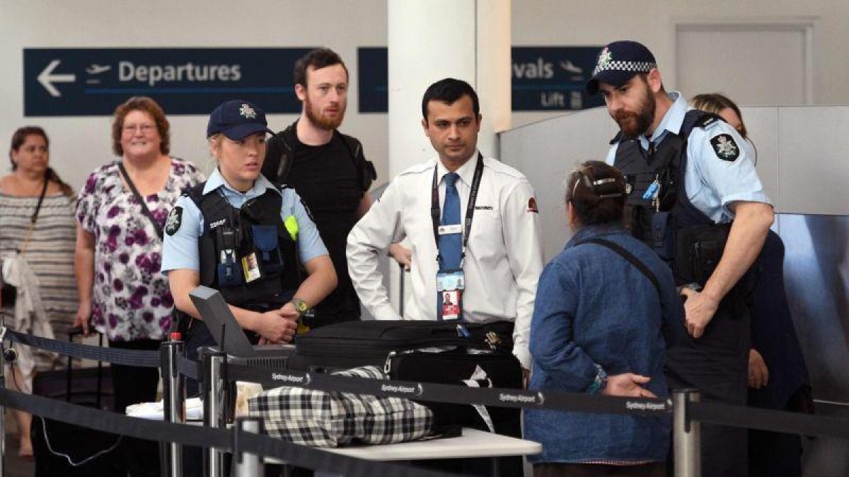 La policía realiza un control de pasajeros en el aeropuerto de Sídney.-WILLIAM WEST (AFP)