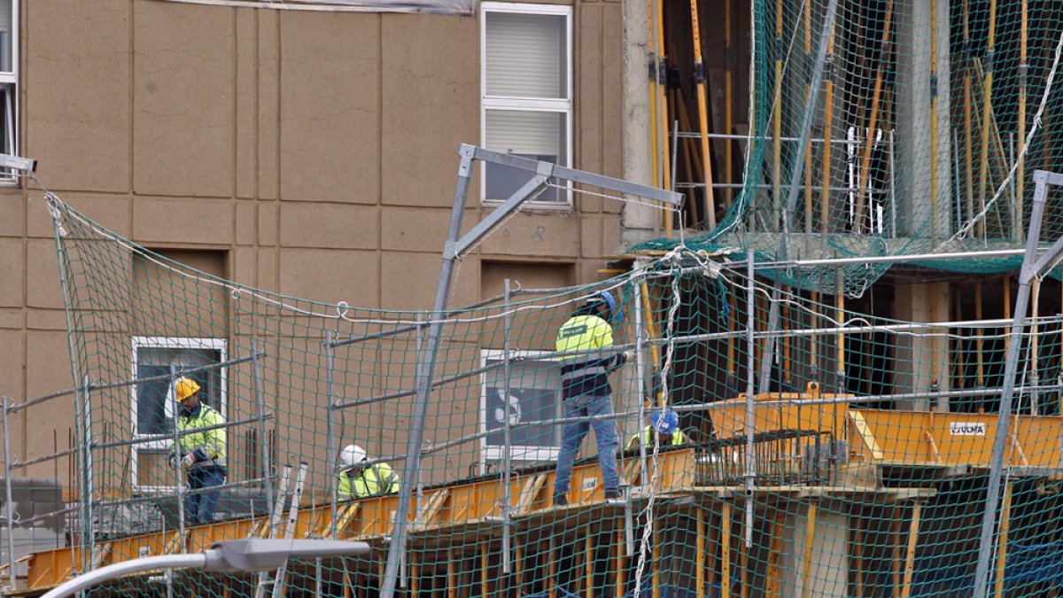 Trabajadores del sector de la construcción en una obra de la capital. MARIO TEJEDOR