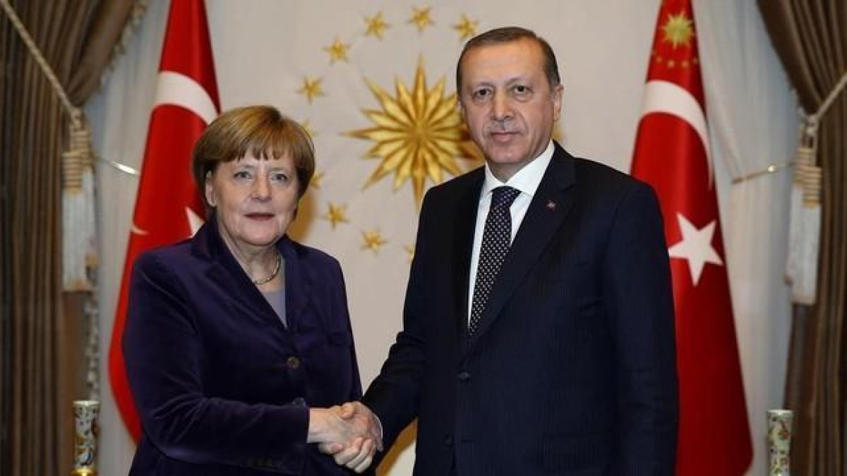 Merkel estrecha la mano del presidente turco, Recep Tayyip Erdogan, en Ankara, en febrero.-AP / YASIN BULBUL