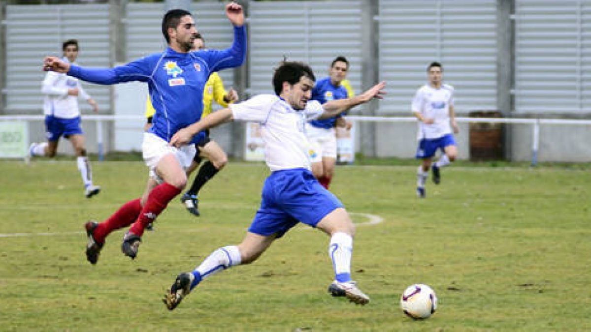 Un jugador del Almazán durante el encuentro disputado ayer. / ÁLVARO MARTÍNEZ-