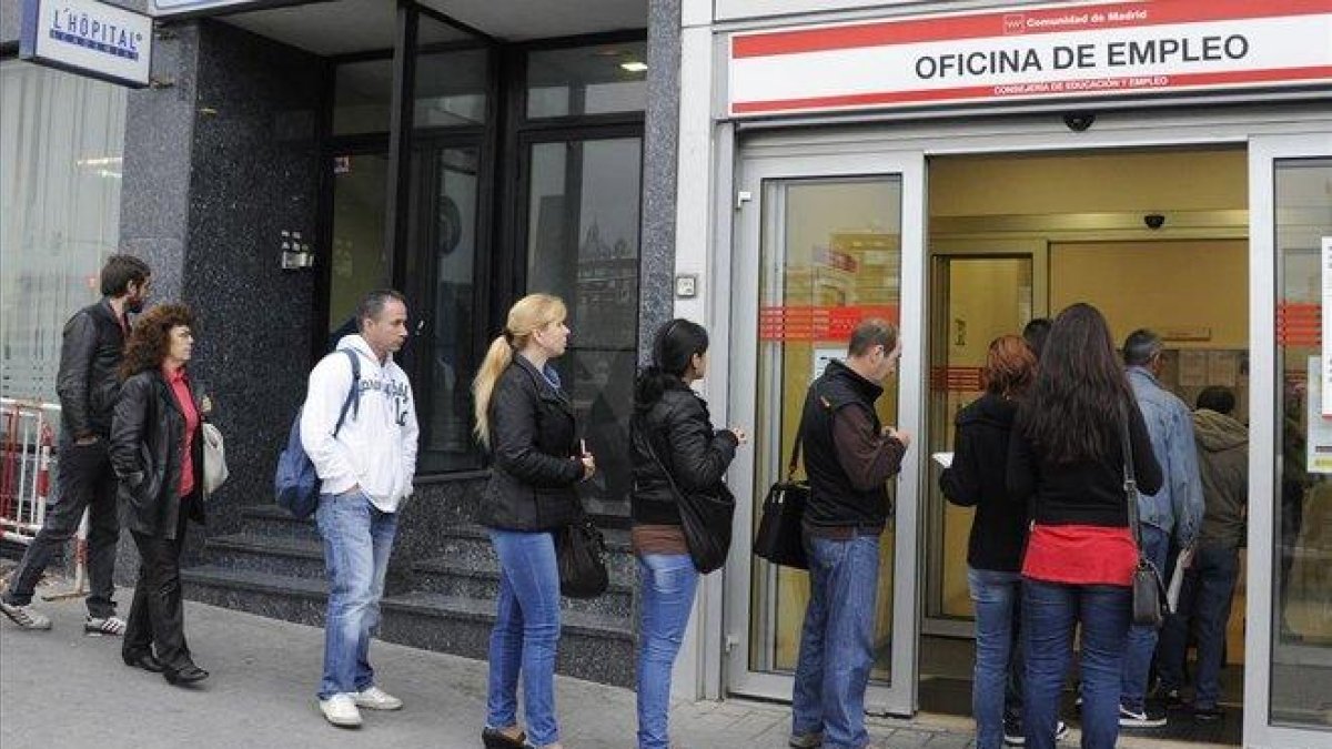 Cola de parados en una oficina de empleo en Madrid.-DOMINIQUE FAGET (AFP)
