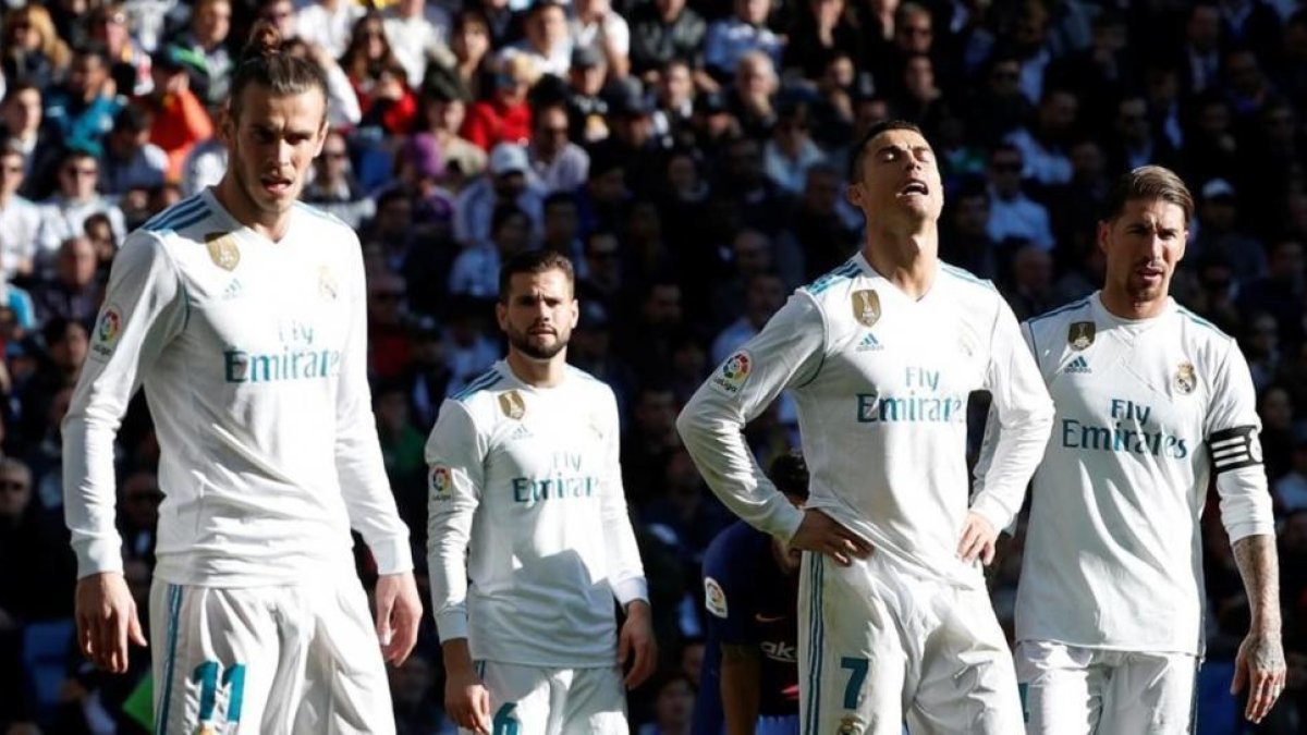 Bale, Nacho, Cristiano y Ramos lamentan la paliza que le infringió el Barça en el clásico.-REUTERS / PAUL HANNA