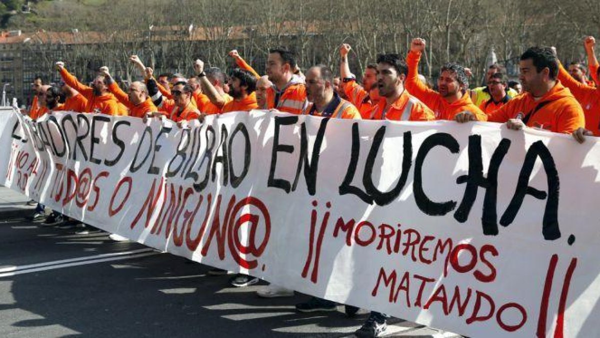 Estibadores del puerto de Bilbao, se han solidarizado con los estudiante acompañándoles en la manifestación que ha recorrido las calles de la capital vizcaína.-Luis Tejido / EFE