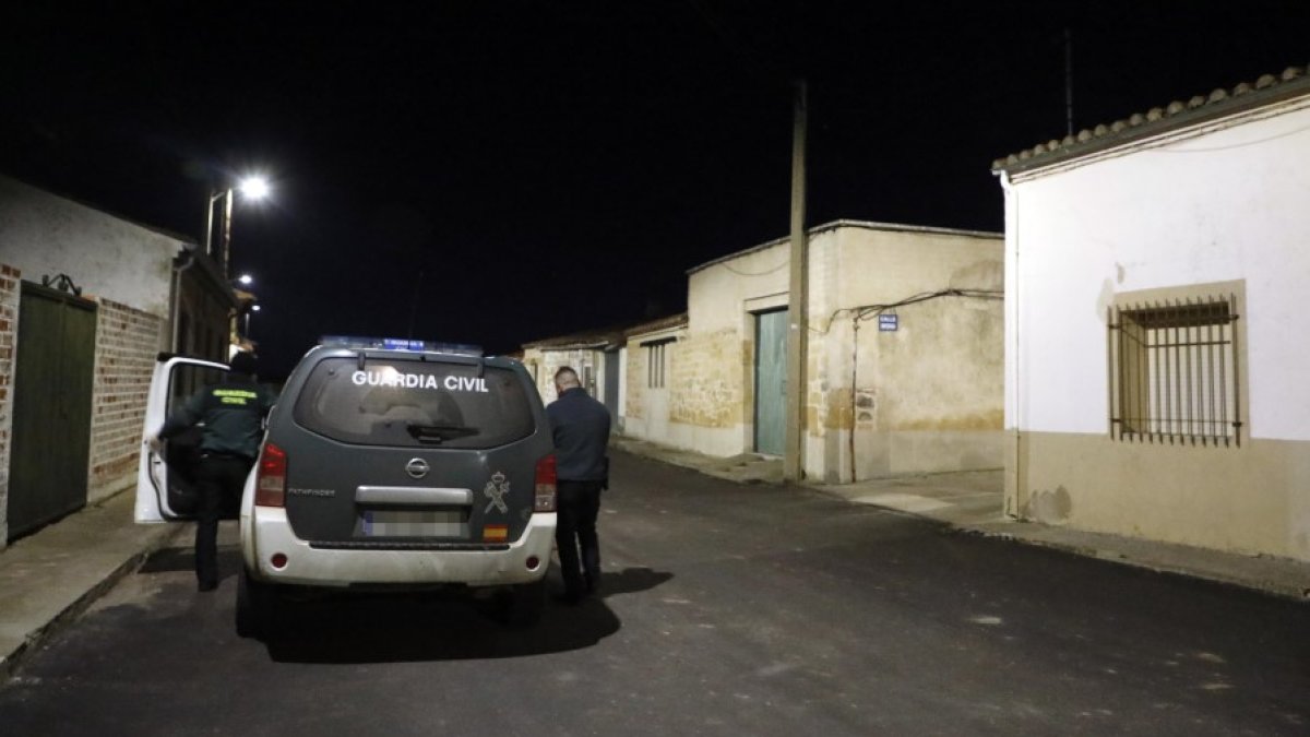 La Guardia Civil interviene en el hallazgo de una mujer que convivía con el cadáver de su hermana gemela en Arcediano, Salamanca. ICAL