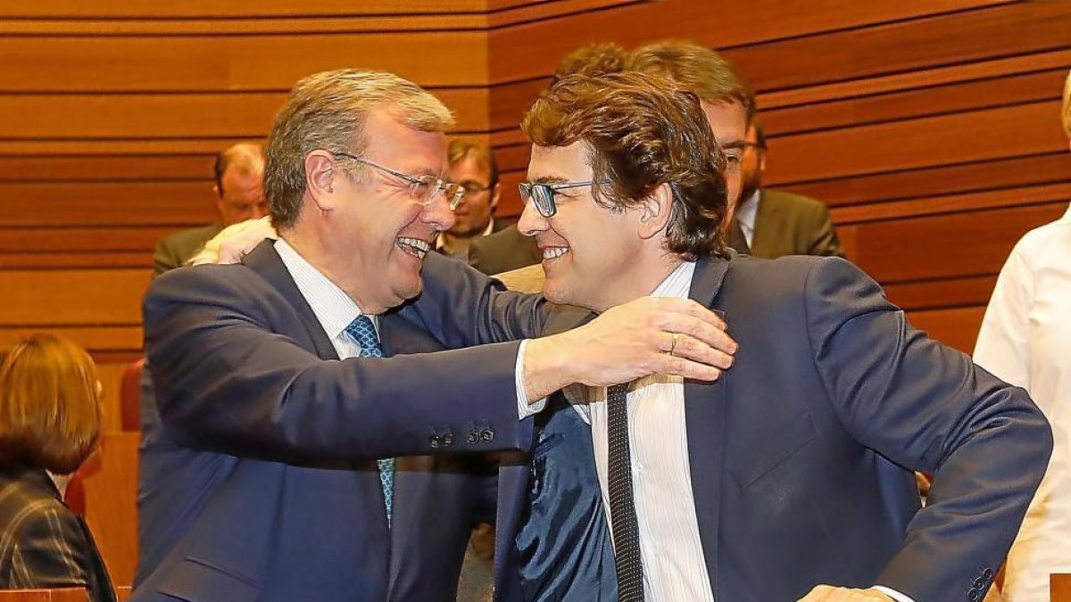 Abrazo de Silván y Mañueco en el último pleno de las Cortes-J. M. LOSTAU