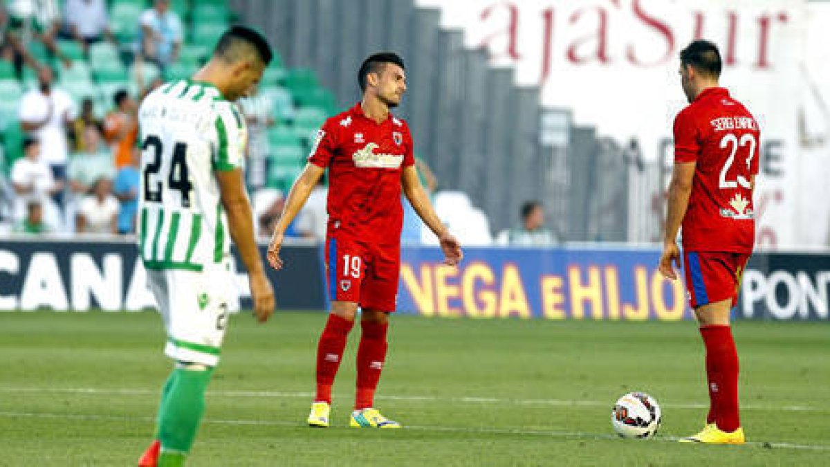 Ripa se lamenta de una acción durante el partido ante el Betis. / ÁREA 11-