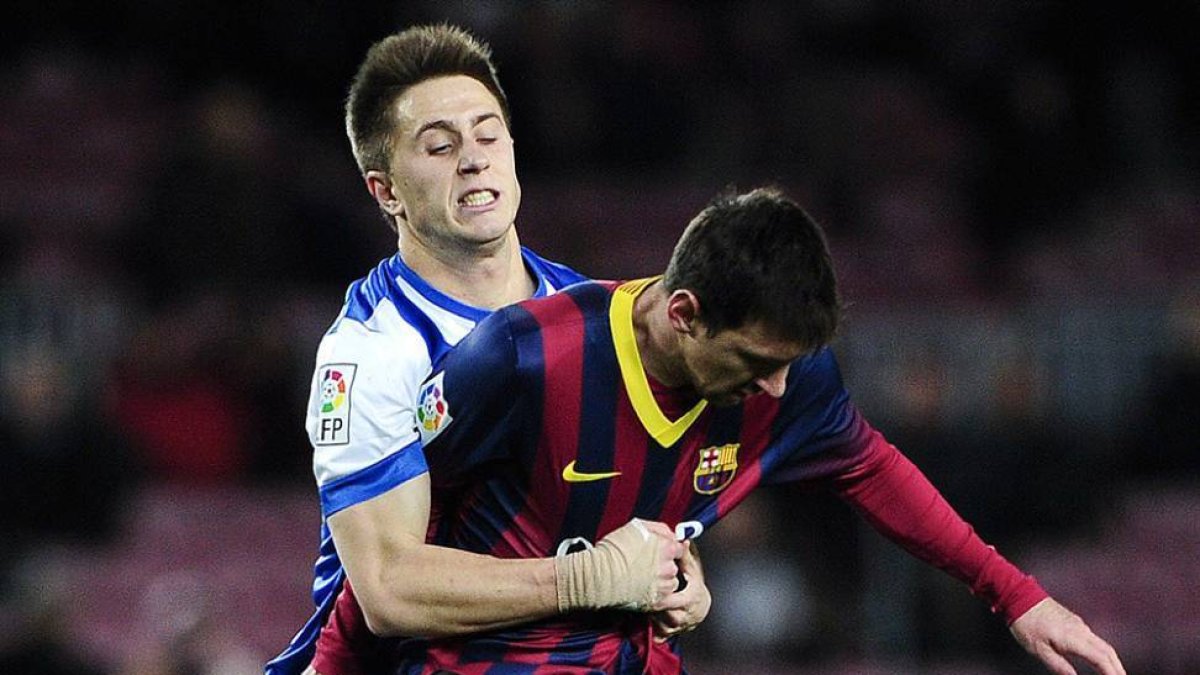 Gaztañaga intenta frenar a Messi en un encuentro con la Real.-Lusa-DV