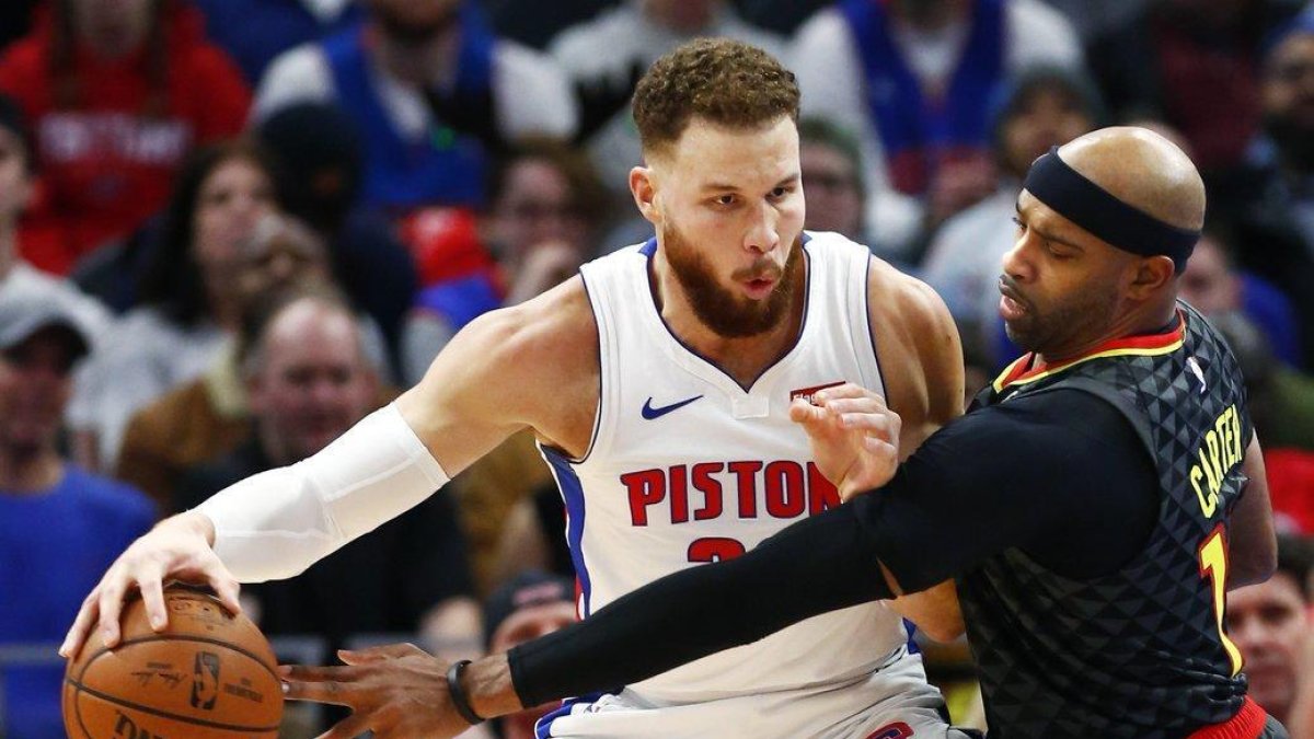 Carter trata de robar un balón a Blake Griffin-AP
