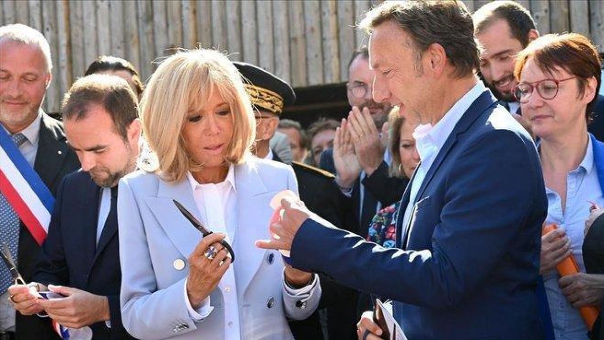 Brigitte Macron con el ministro de Transición Ecológica francés, Sebastien Lecomu.-AFP / DENIS CHARLET