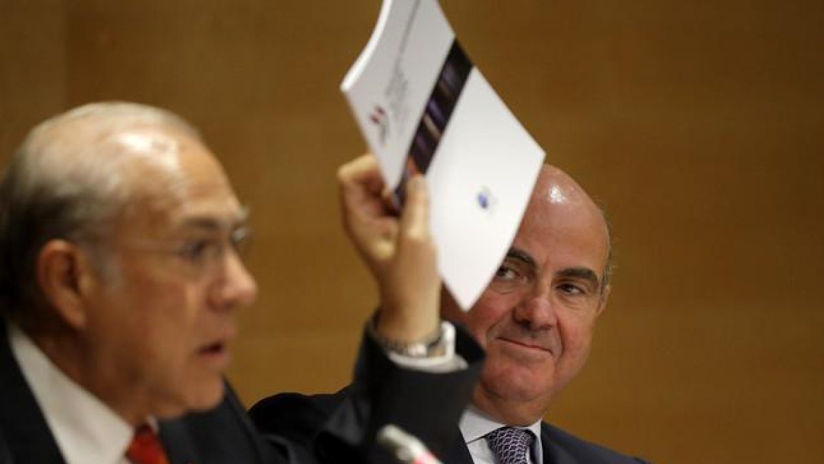 El secretario general de la OCDE, Ángel Gurría, y el ministro de Economía, Luis de Guindos, en una imagen de archivo de septiembre del 2014.-JOSE LUIS ROCA