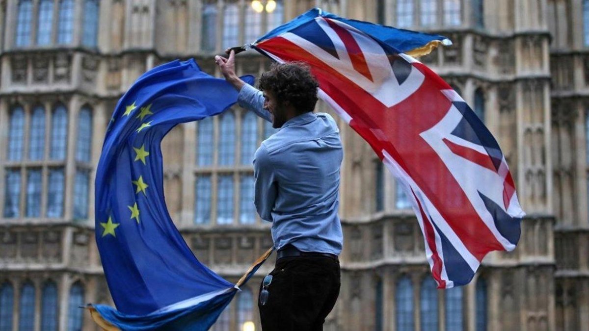 Un hombre con las banderas de la UE y el Reino Unido en una protesta contra el brexit en Londres.-