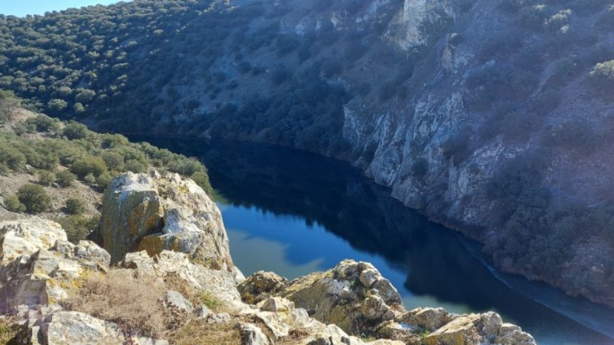 Los más famosos están en Salamanca y Zamora, junto a la frontera de Portugal, pero el Duero también 'Arribes' al poco de nacer, en Soria, y se pueden recorrer a pie desde Los Rábanos, a unos diez kilómetros de la capital soriana. Desde allí se pueda dar un sencillo paseo por el sendero turístico de Los Rábanos o, si se está en buena forma física, seguir por la senda del Duero (dificultad media) y contemplar paisajes como los que se ven en las fotografías.