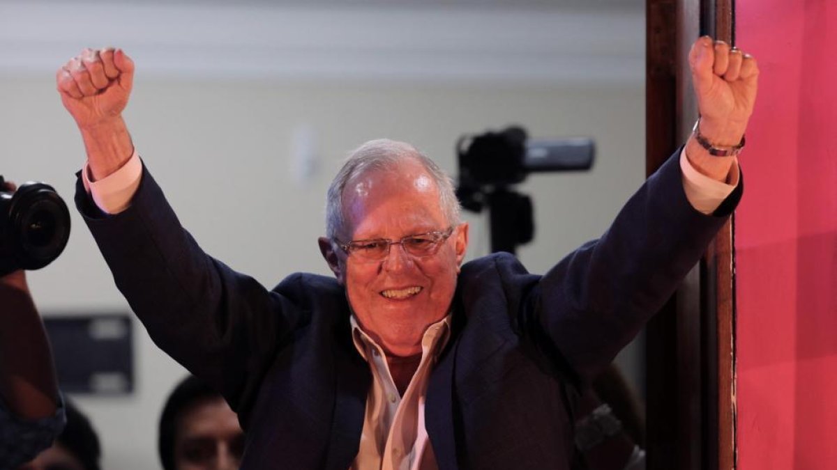 Pedro Pablo Kuczynski se dirige a sus seguidores tras conocerse los primeros resultados, el domingo en Lima.-EFE / MARTIN ALIPAZ